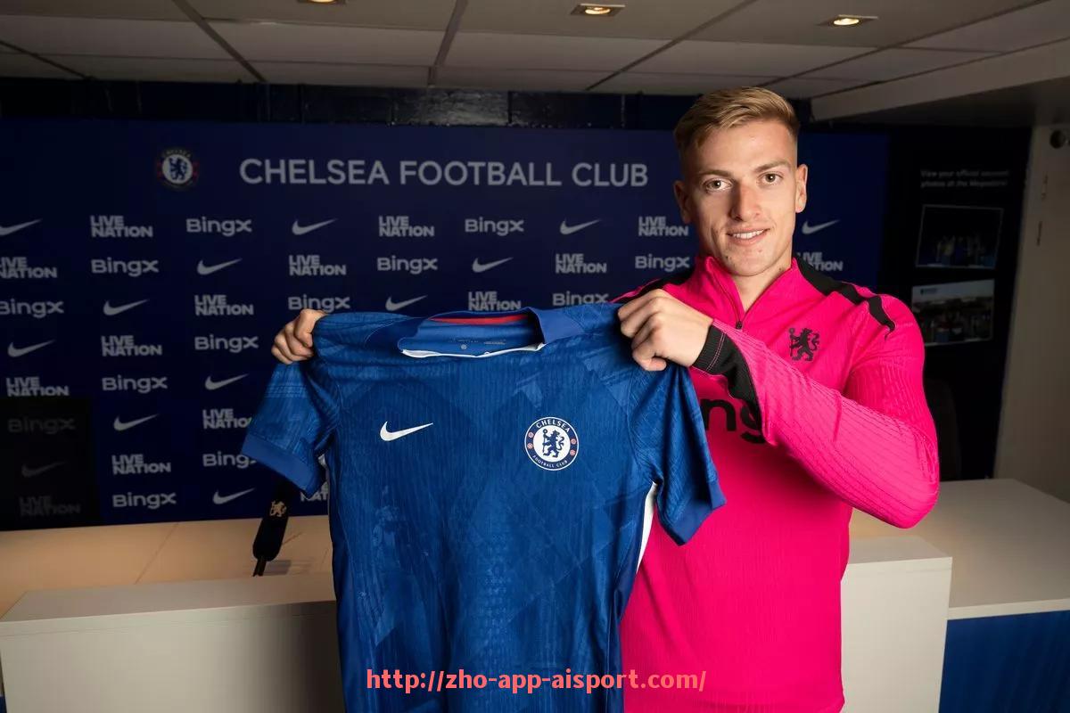 爱体育app-世俱杯球员场边为队友加油行为观察与团队氛围影响